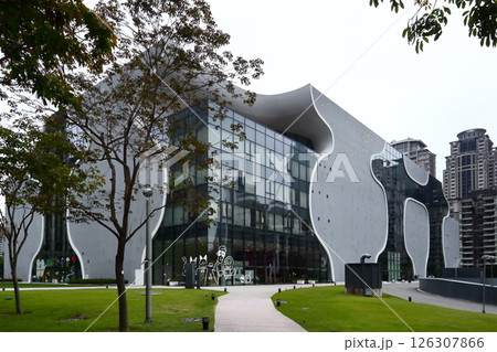 愛し台湾（日本人建築家「伊藤豊雄」が手掛けた「台中国家歌劇院」日本の茨城県水戸市民会館も手掛ける。） 126307866