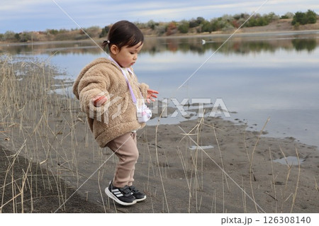 河川敷で遊ぶ女の子 126308140
