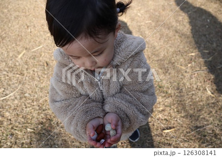 河川敷で遊ぶ女の子 126308141
