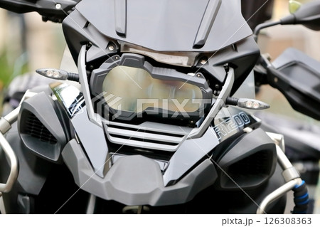 オートバイのヘッドライト 126308363