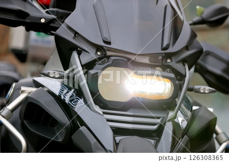 オートバイのヘッドライト 126308365