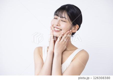 ビューティー タンクトップを着ている女性のポートレート ビューティー タンクトップを着ている女性のポートレート 126308380