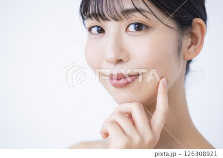 ビューティー　女性の口元 126308921