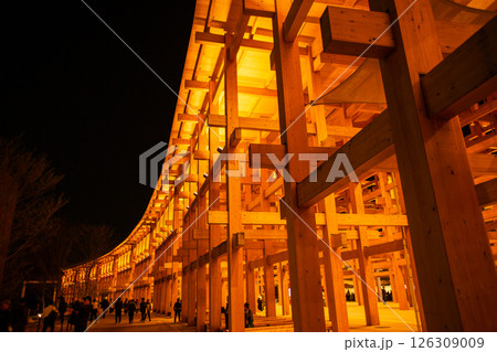 大阪万博の夜の大屋根リング 126309009