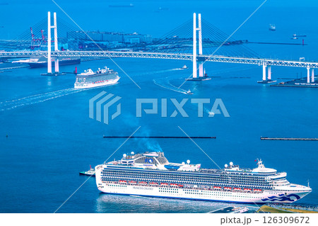 日本の横浜都市景観3隻の豪華客船。出港するリビエラ。ダイヤモンドも出港（手前）…左奥にクイーン… 126309672