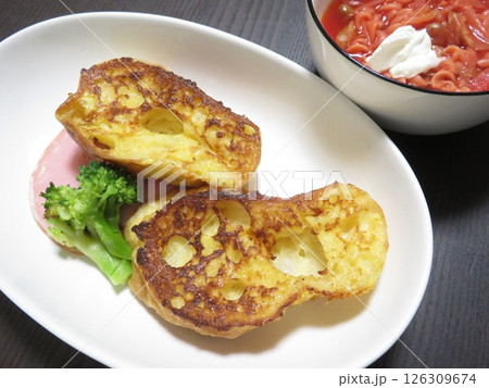 フランスパンで作るおかずフレンチトースト ボルシチとともに 126309674