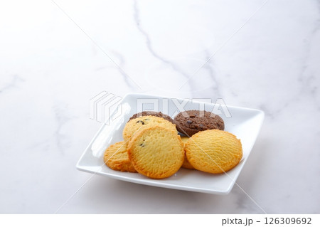 白いお皿に盛った、おいしそうなクッキー 白いお皿に盛った、おいしそうなクッキー 126309692