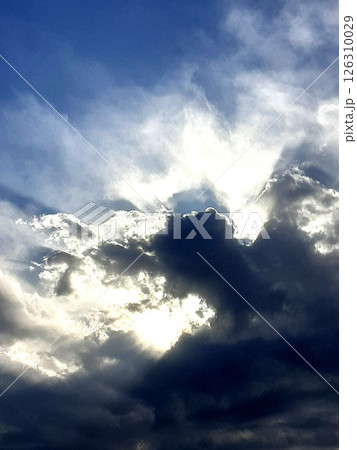 雲の隙間から見える太陽 126310029