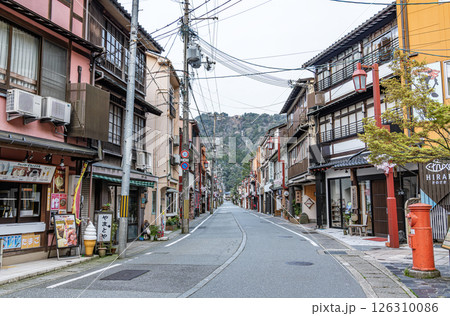 兵庫県豊岡市城崎町 城崎温泉のメインストリート「湯の里通り」 兵庫県豊岡市城崎町 城崎温泉のメインストリート「湯の里通り」 126310086