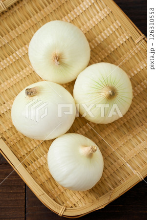 新玉ねぎ（新鮮な春野菜） 126310558