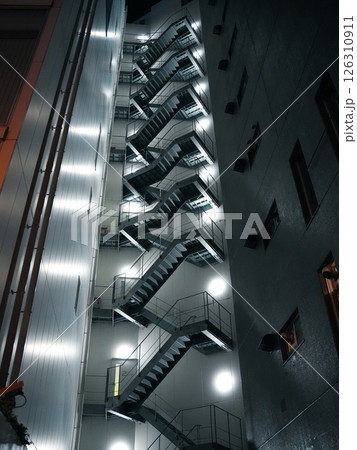 夜の非常階段を見上げる 闇と光のコントラスト 126310911
