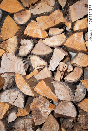 薪いっぱいの棚 126311572