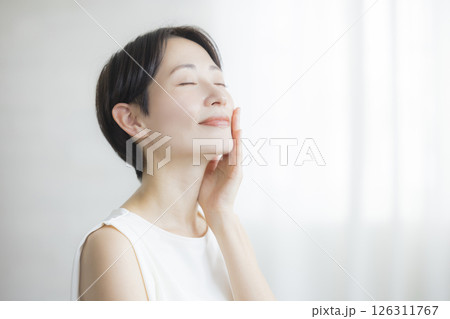 保湿を実感する女性 保湿を実感する女性 126311767