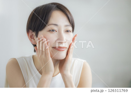 保湿を実感する女性 126311769