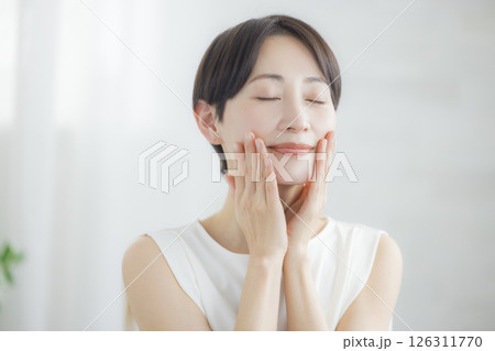 保湿を実感する女性 126311770