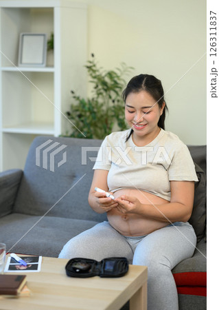 Home blood glucose testing during pregnancy Home blood glucose testing during pregnancy 126311837