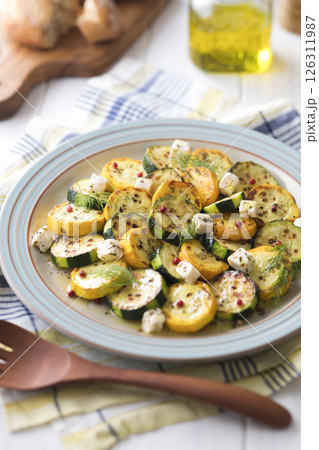 ズッキーニのグリルサラダ 126311987