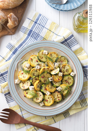 ズッキーニのグリルサラダ 126311988
