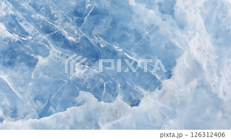 青い氷の割れ目と霜の質感　冬や冷却を連想させる背景素材 126312406