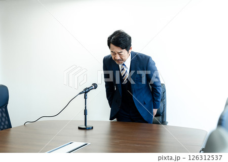 謝罪するビジネスマン 126312537
