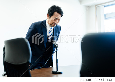 謝罪するビジネスマン 126312538