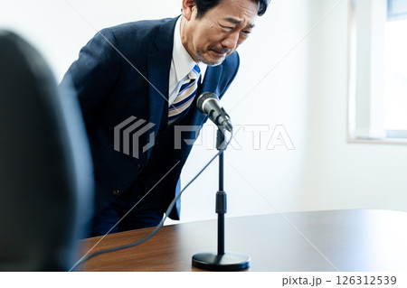謝罪するビジネスマン 126312539