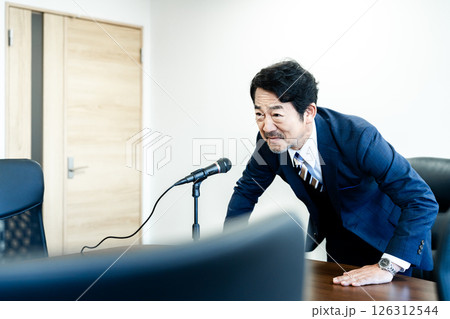 謝罪するビジネスマン 126312544