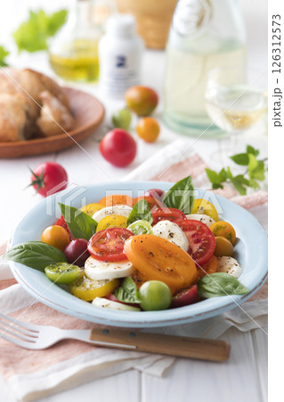 トマトとモッツァレラチーズのサラダ 126312573