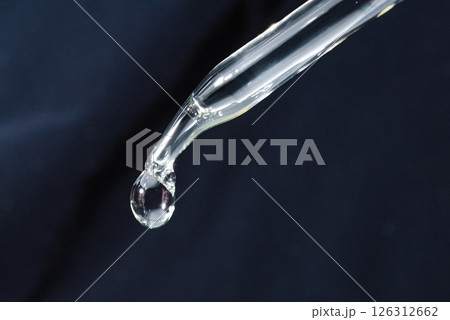 スポイトからたれる1滴の液体 126312662