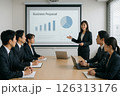 会議をするビジネスマン、ビジネスウーマン 126313176
