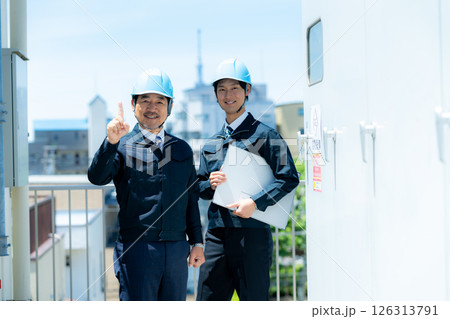 現場で打ち合わせする作業服のビジネスマン 現場で打ち合わせする作業服のビジネスマン 126313791