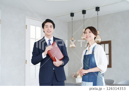 物件案内する不動産営業マンと開業する女性 物件案内する不動産営業マンと開業する女性 126314353