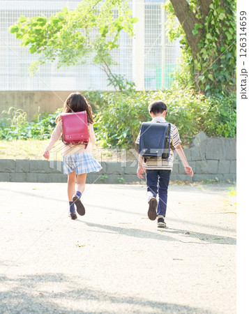 ランドセル背負って歩く小学生男女の後ろ姿 126314659
