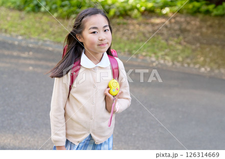 防犯ブザーを持つ小学生の女の子 防犯ブザーを持つ小学生の女の子 126314669