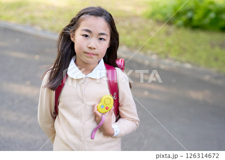 防犯ブザーを持つ小学生の女の子 126314672