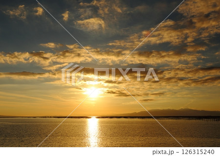 大牟田市　有明海　海苔畑の夕暮れ、 126315240