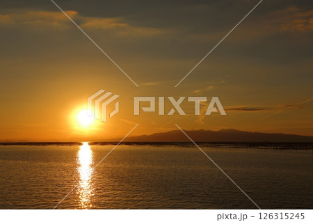 大牟田市　有明海　海苔畑の夕暮れ、 126315245