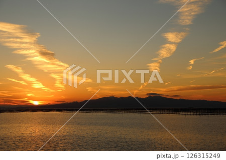 大牟田市　有明海　海苔畑の夕暮れ、 126315249