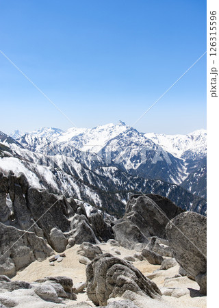 長野県安曇野市燕岳から望む槍ヶ岳と奇岩 長野県安曇野市燕岳から望む槍ヶ岳と奇岩 126315596