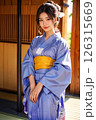 浴衣を着てこちらを見る美しい日本人女性 126315669
