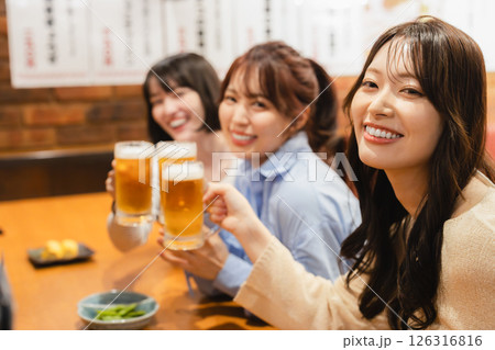 お酒を飲む女性 お酒を飲む女性 126316816