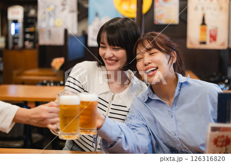 乾杯する女性 126316820