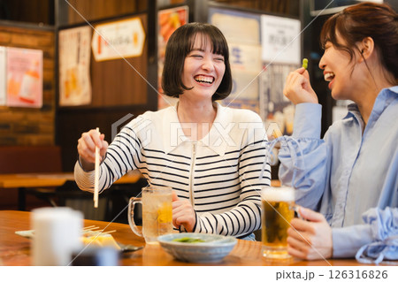お酒を楽しむ女性 お酒を楽しむ女性 126316826