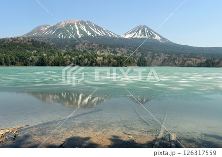 雪解けの湖 126317559