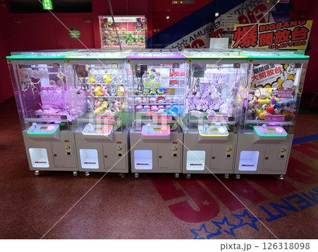 ミニクレーンゲーム機が並ぶ 126318098