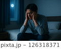 眠れずに悩む夜のベッドシーン　男性 126318371
