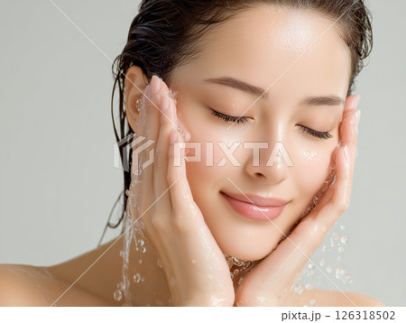 水で顔を洗う若い女性｜素肌ケア・美容広告向け素材 126318502