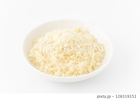 白背景にお皿に入った粉チーズ 126319151