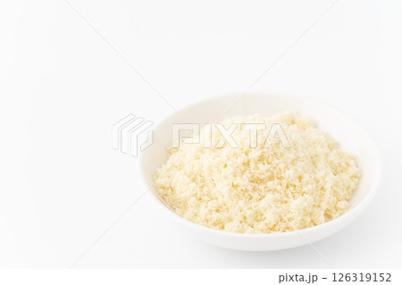白背景にお皿に入った粉チーズ 126319152