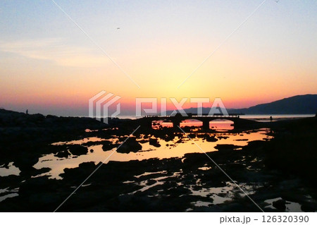 輪島市　朝陽に浮かぶ鴨ヶ浦 126320390